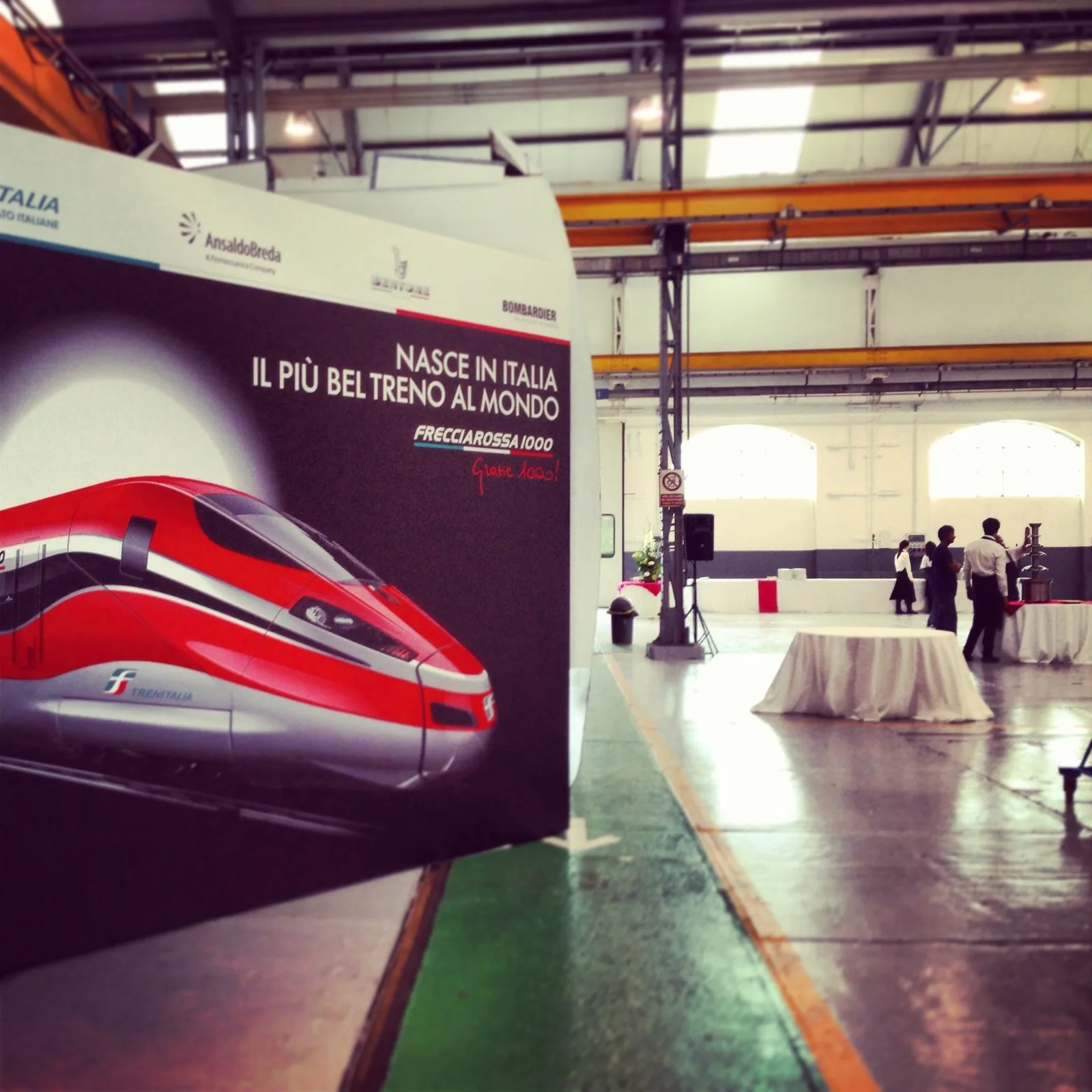 Allestimento inaugurale con grafica Frecciarossa all'interno dello stabilimento