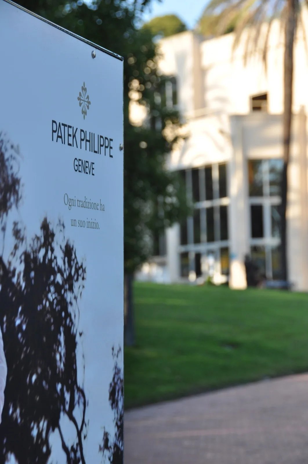 Pannello informativo Patek Philippe davanti a un edificio moderno