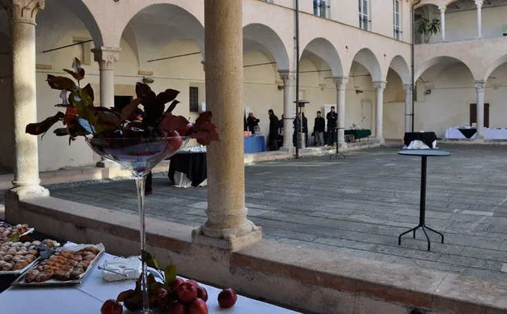 Coppa di fiori e melograni nel chiostro porticato prima del ricevimento