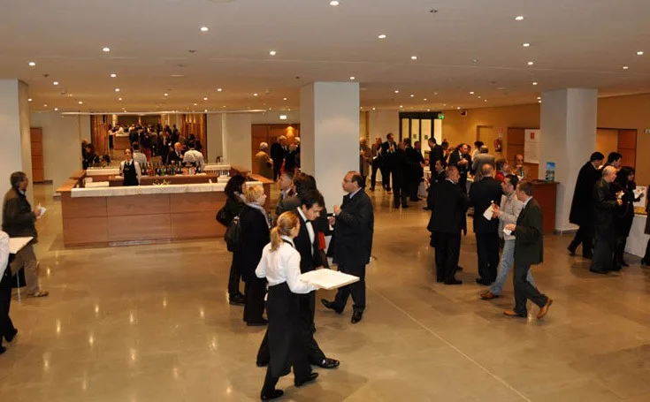 Ospiti e personale di sala nella hall durante l'accoglienza dell'evento