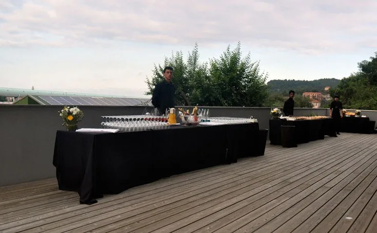 Bar allestito in terrazza con calici pronti per l'aperitivo al tramonto