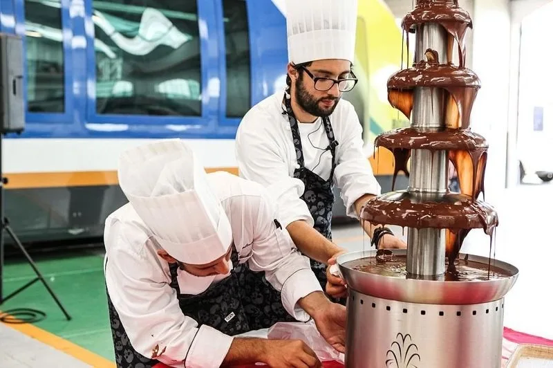 Chef preparano la fontana di cioccolato per gli ospiti dell'evento