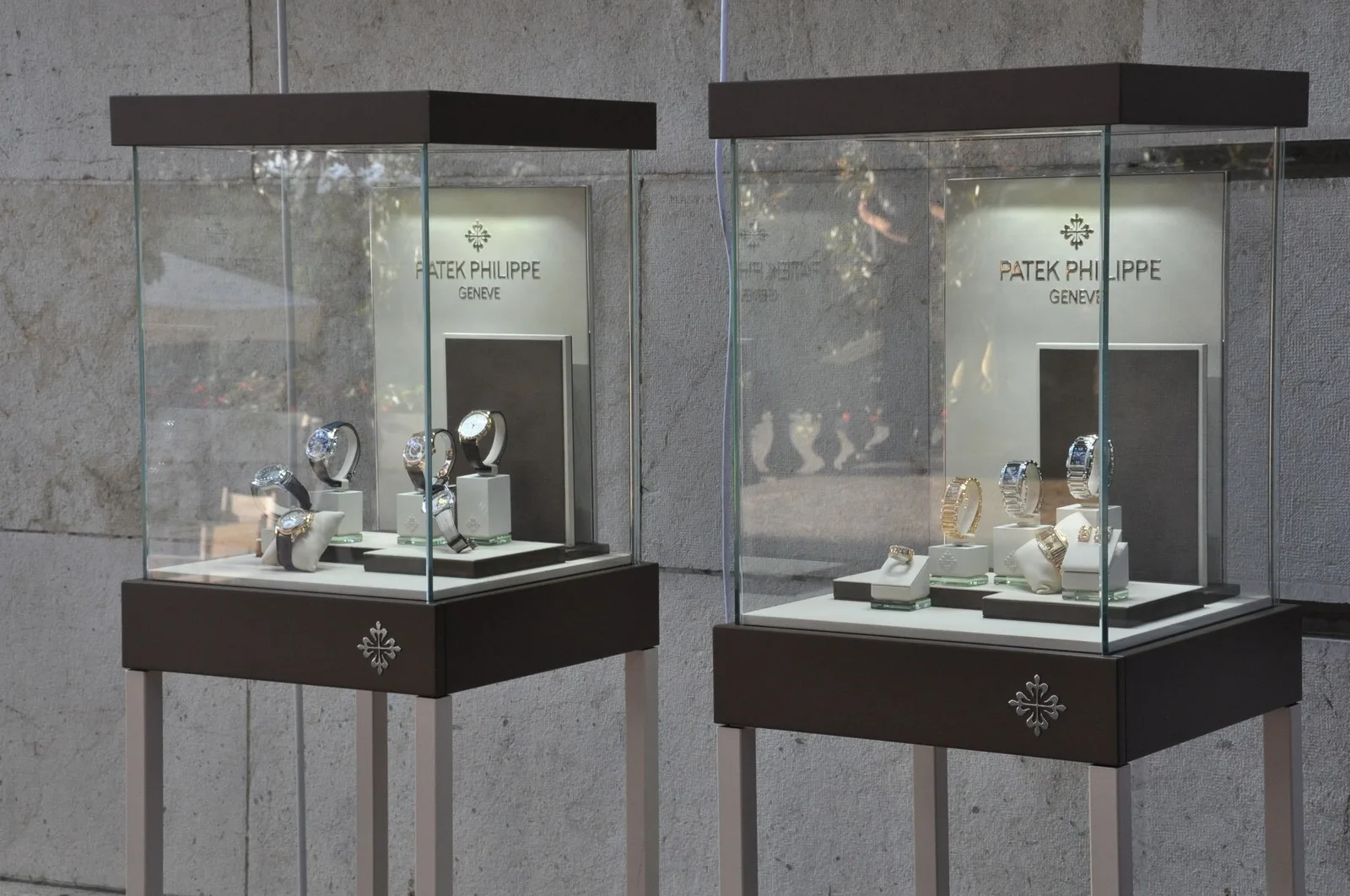 Vetrine espositive con orologi Patek Philippe allestite per l'evento