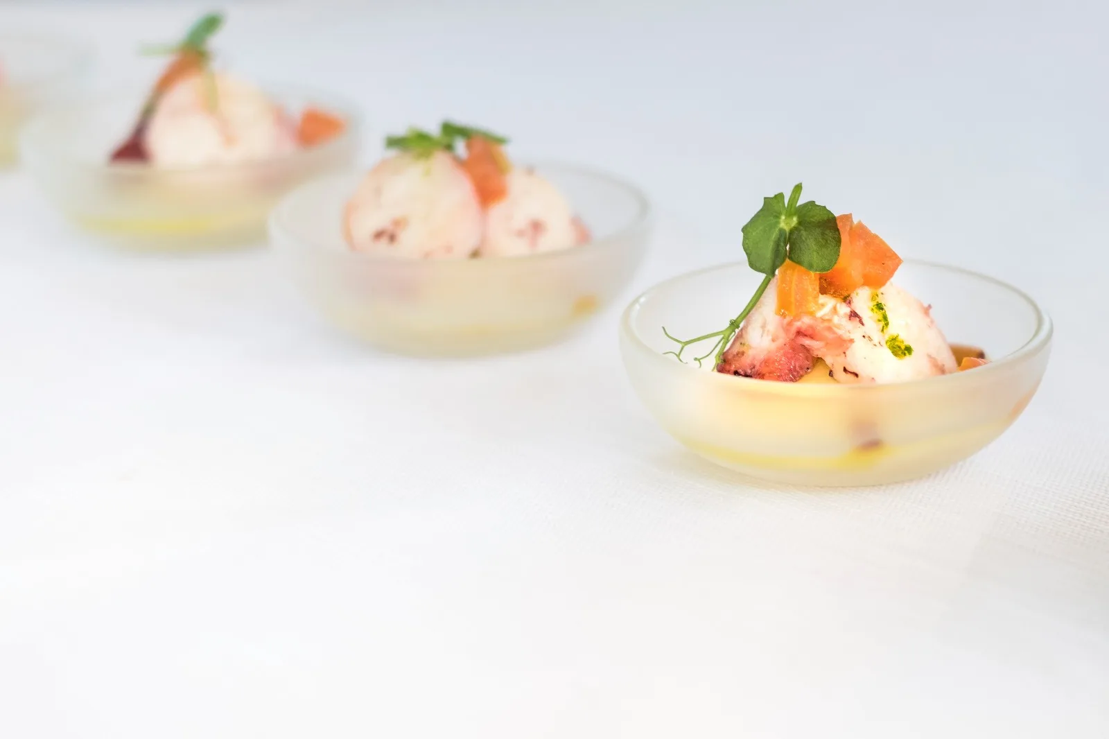 Coppette con tartare di pesce e crudité servite come antipasto