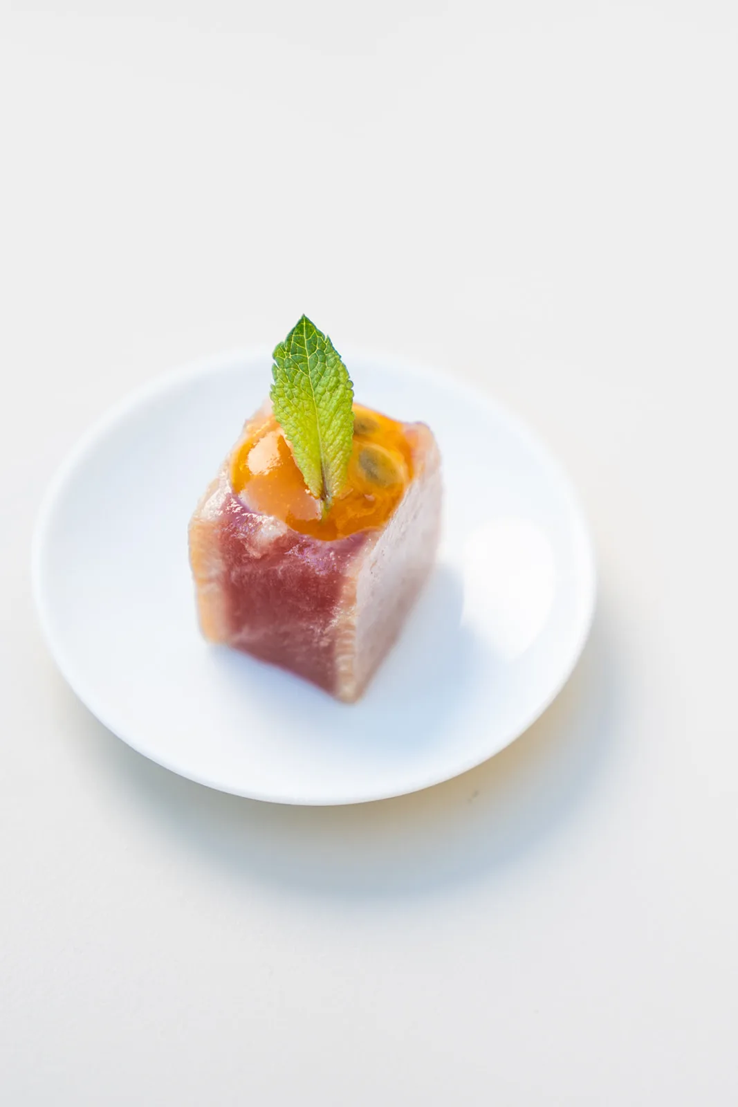 Tartare di tonno con gelatina agli agrumi e foglia di menta