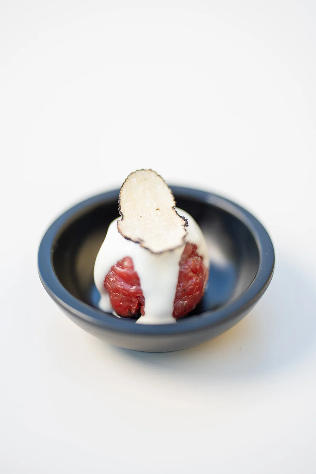 Battuta di carne con fonduta e lamella di tartufo bianco