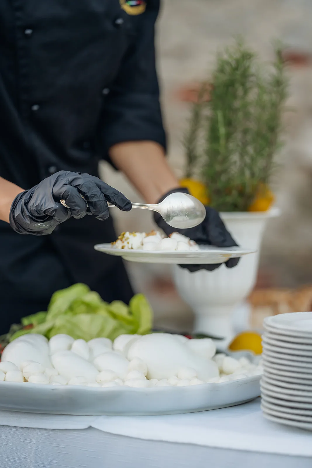Mozzarelline servite con cucchiaio su vassoio durante il catering