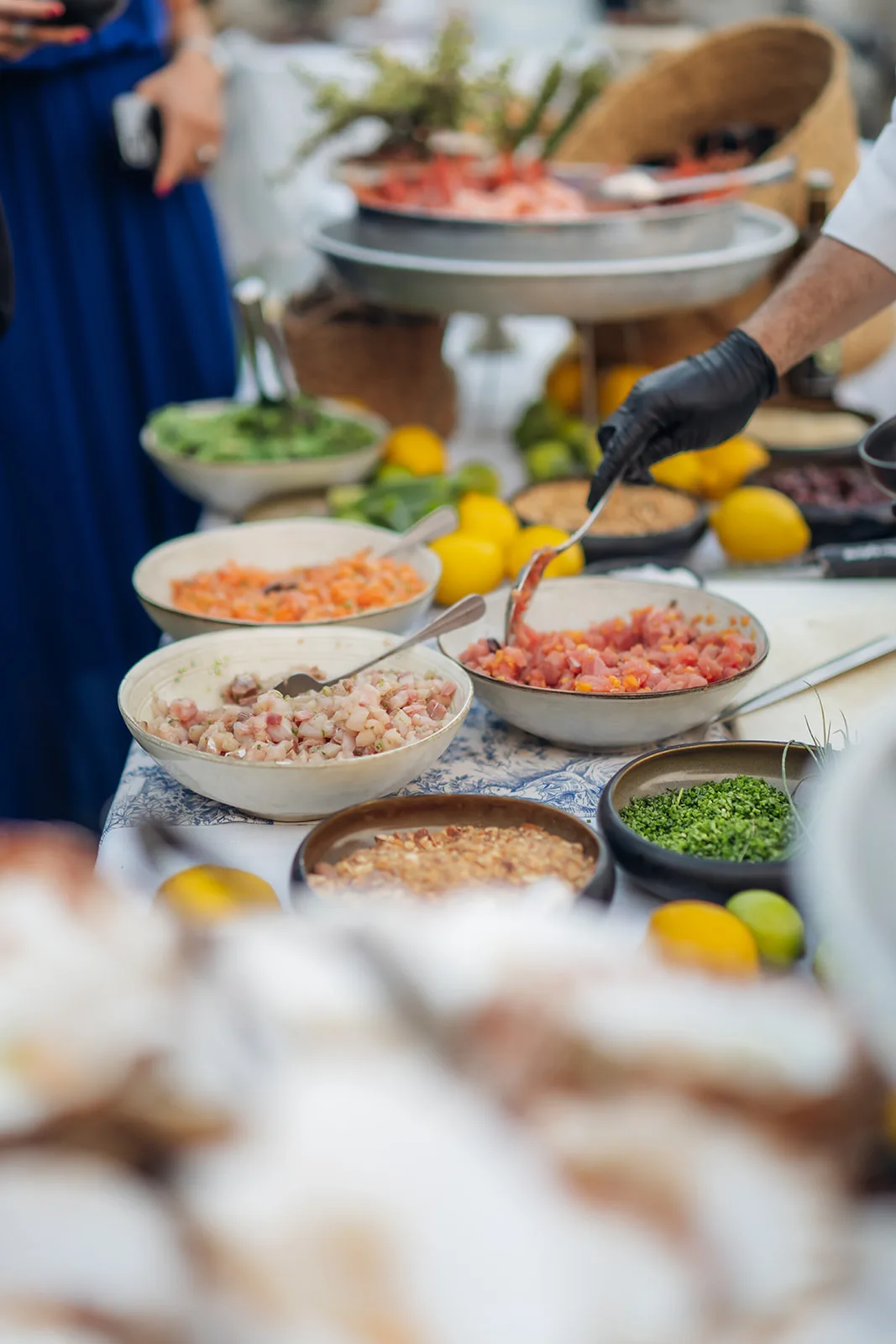 ciotole di tartare e crudi disposte sul tavolo del catering