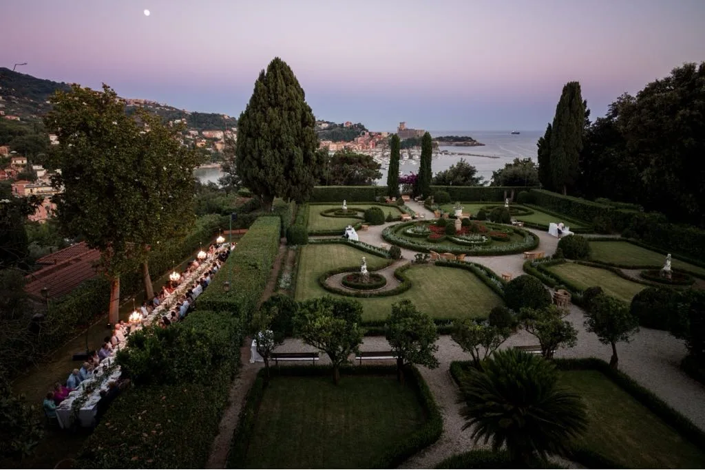 vista aerea sul giardino all'italiana con il golfo sullo sfondo