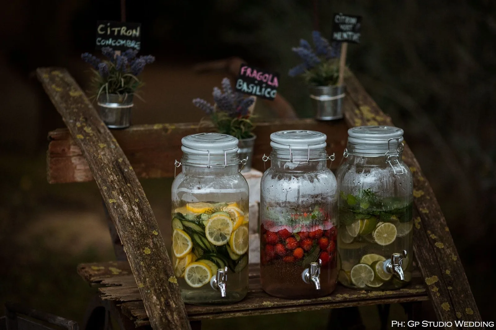 dispenser di acqua aromatizzata fragola e basilico al tavolo del bar
