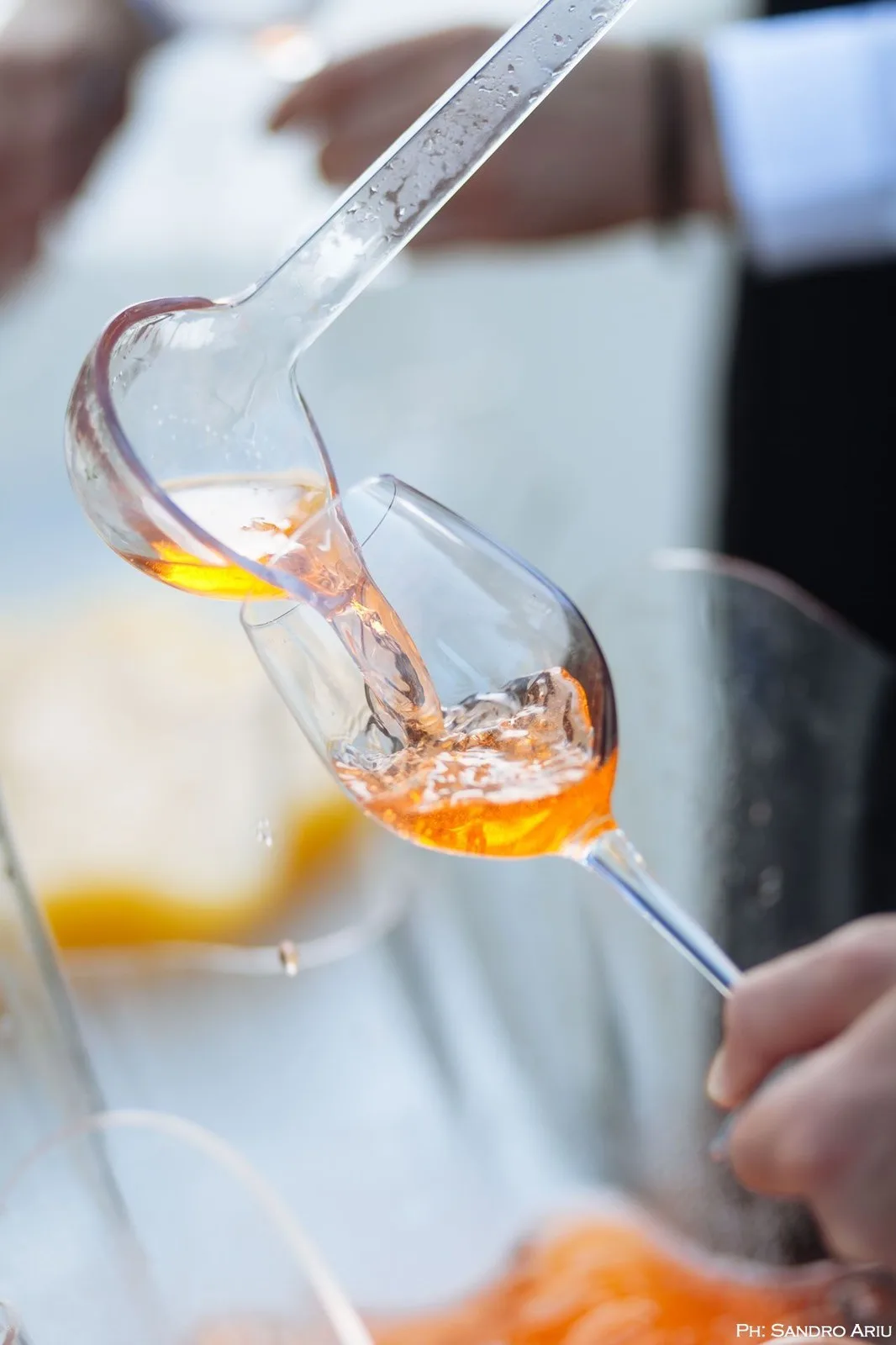 Aperol spritz versato in un calice durante l'aperitivo