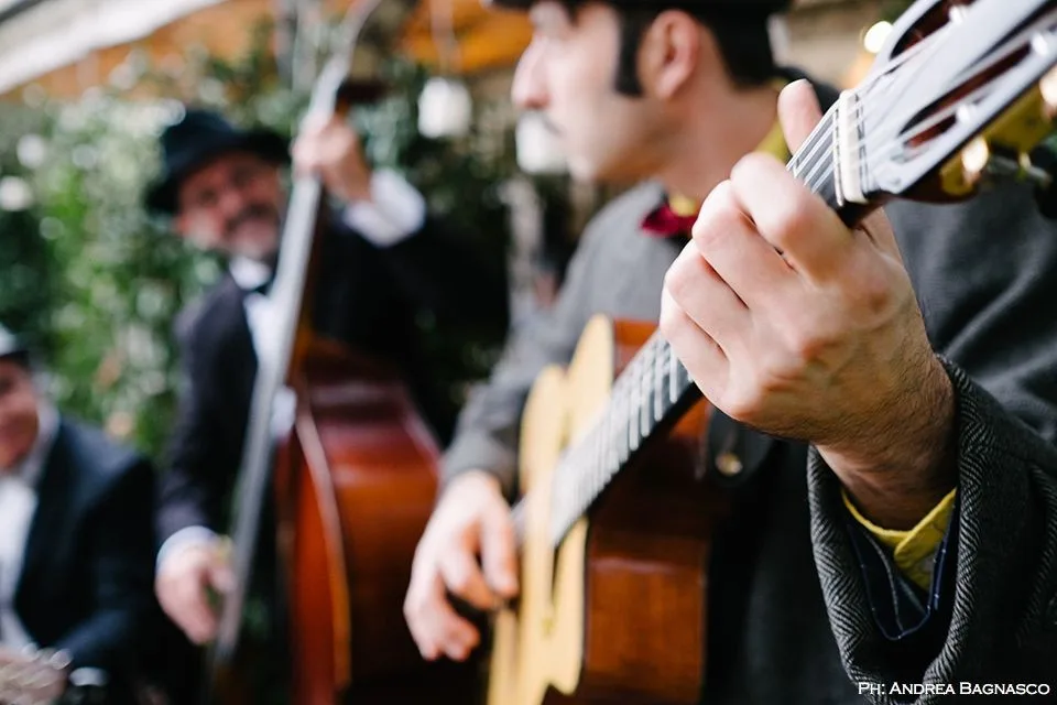 Musicisti suonano chitarra e contrabbasso durante il ricevimento