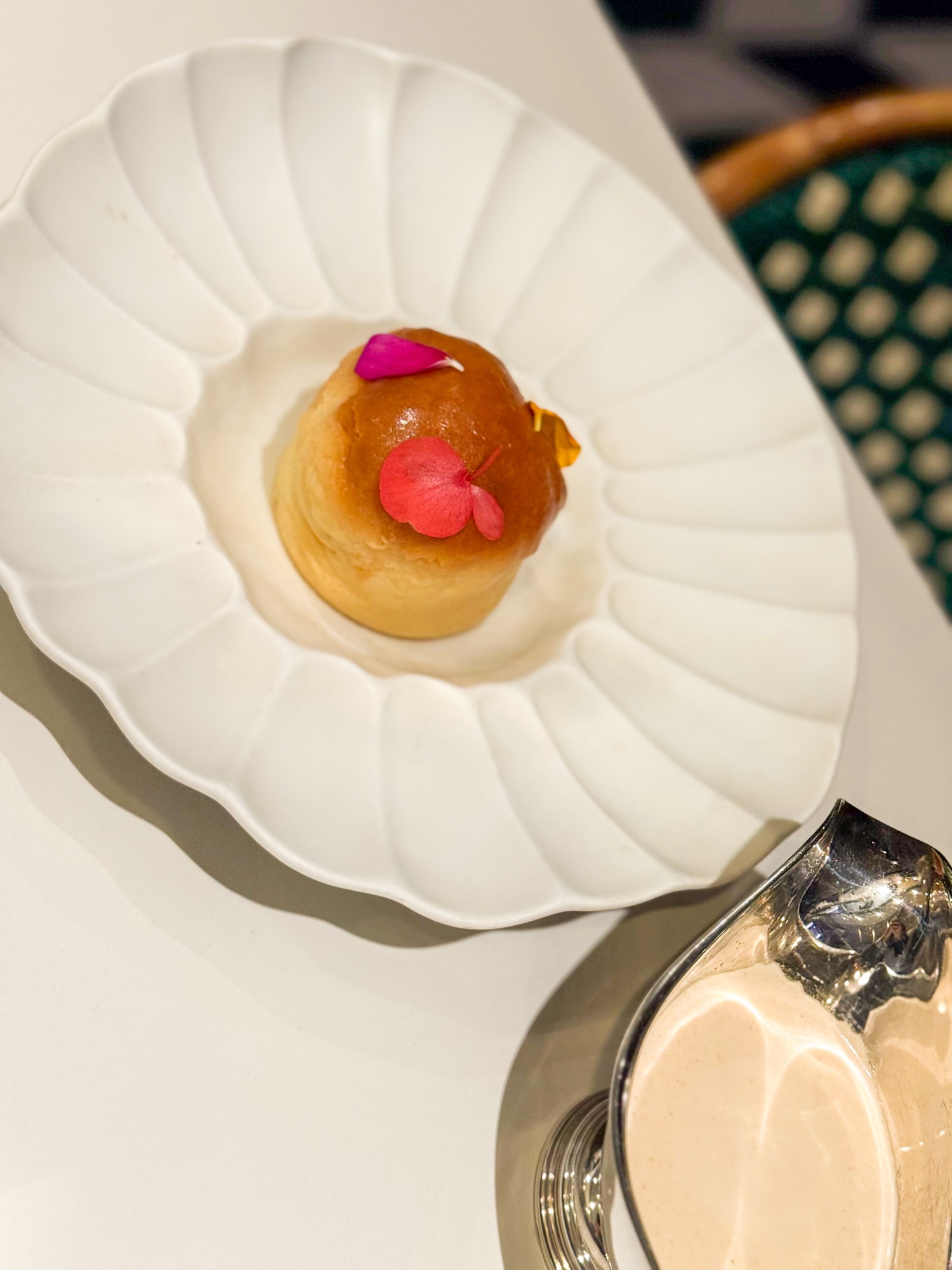 Savarin con Crema alla Vaniglia e agrumi ,Salsa Caramello e Passion Fruit