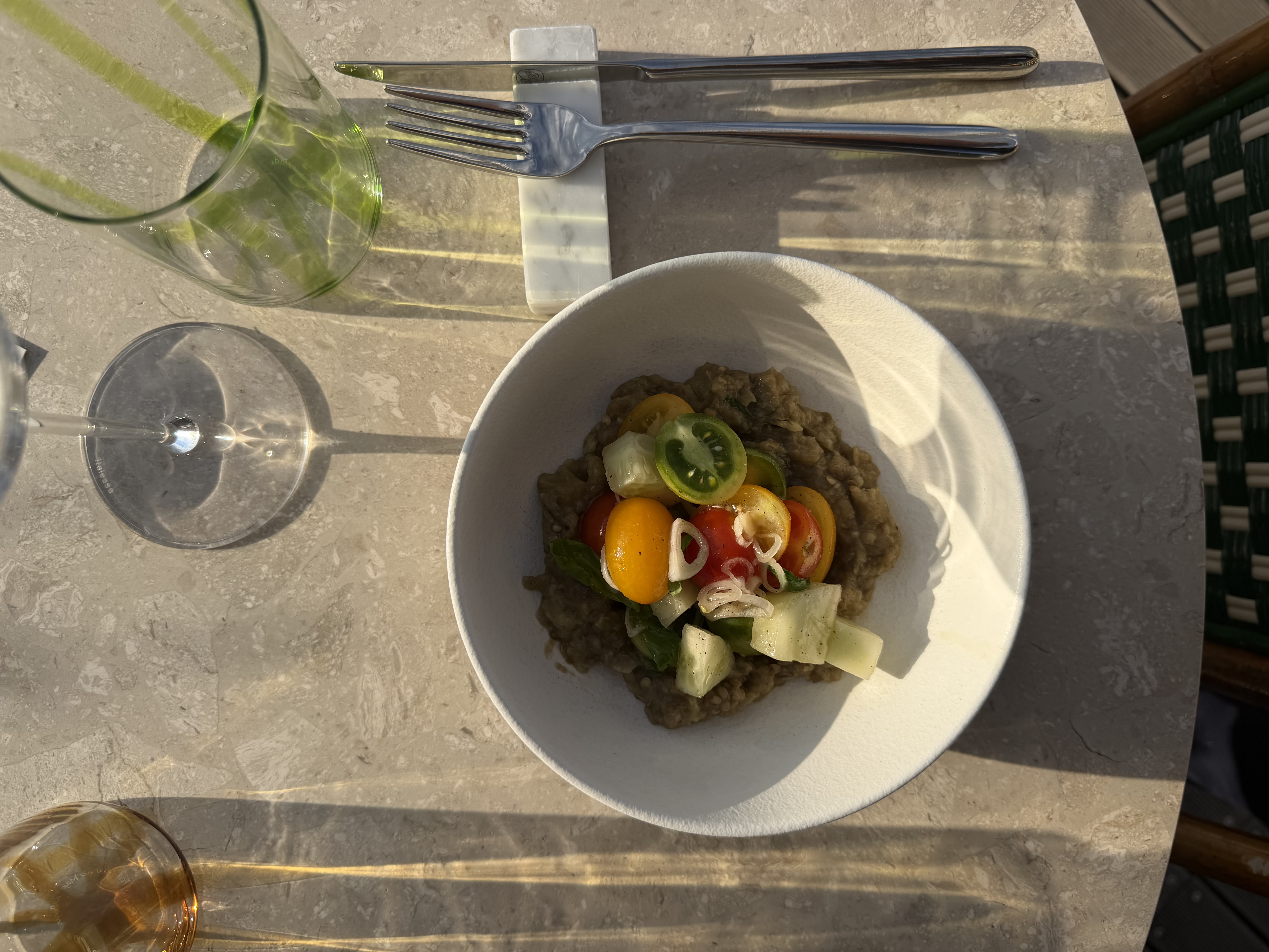 Baba ganush con insalata di pomodorini colorati.