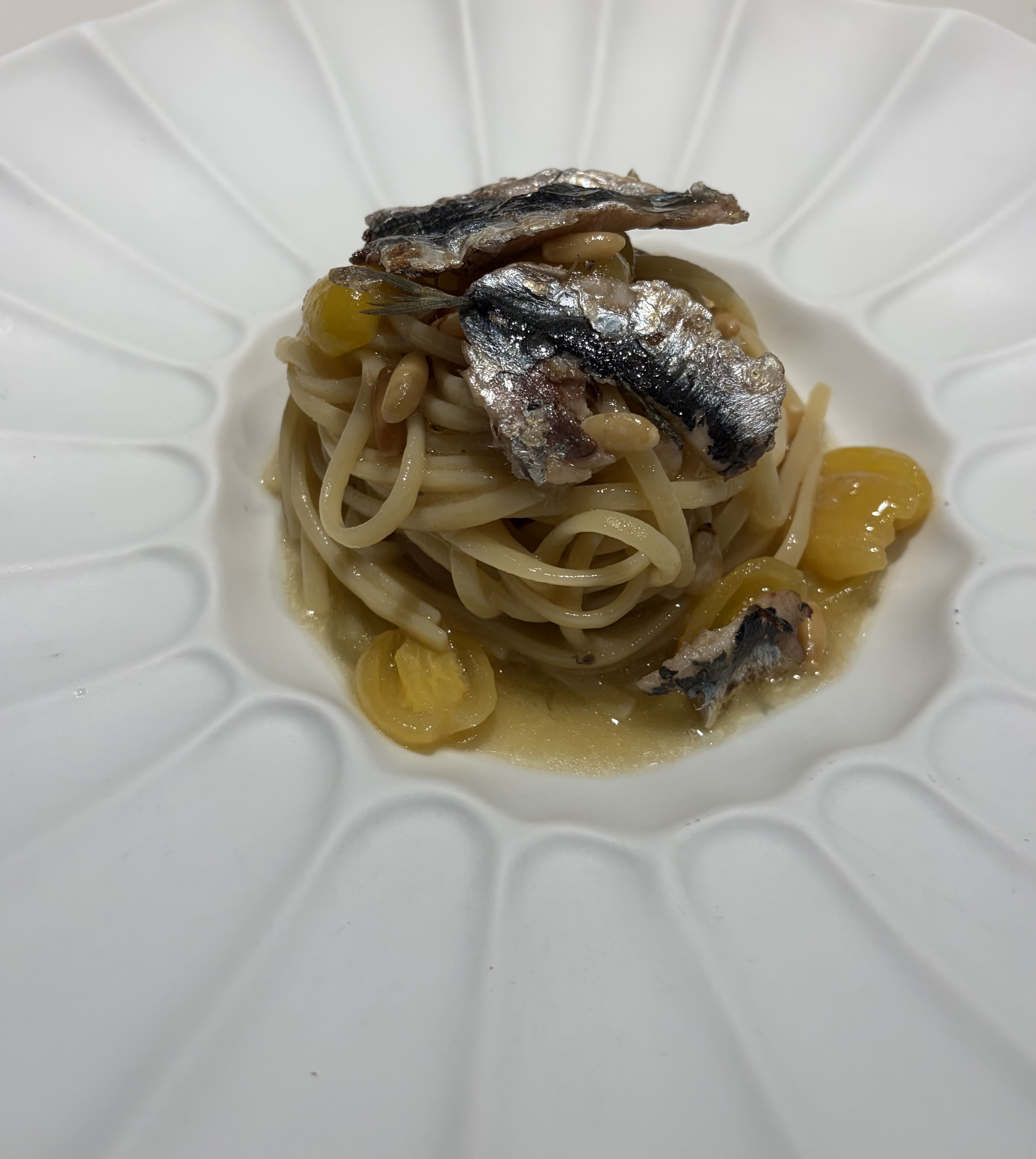 Linguine con sarde, panure e pomodorino giallo