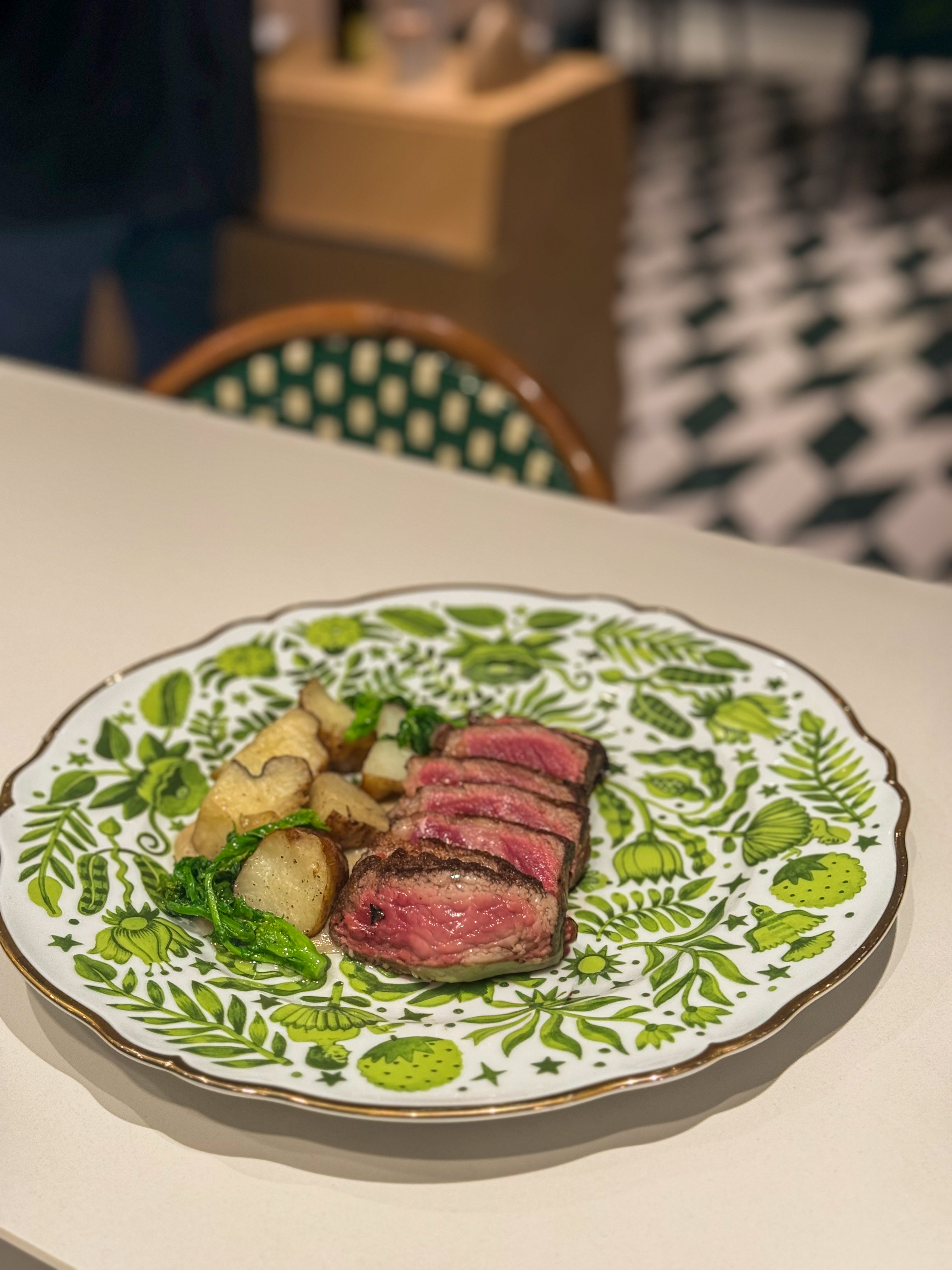 Tagliata di Manzo con Patate novelle Bietole e Carotine