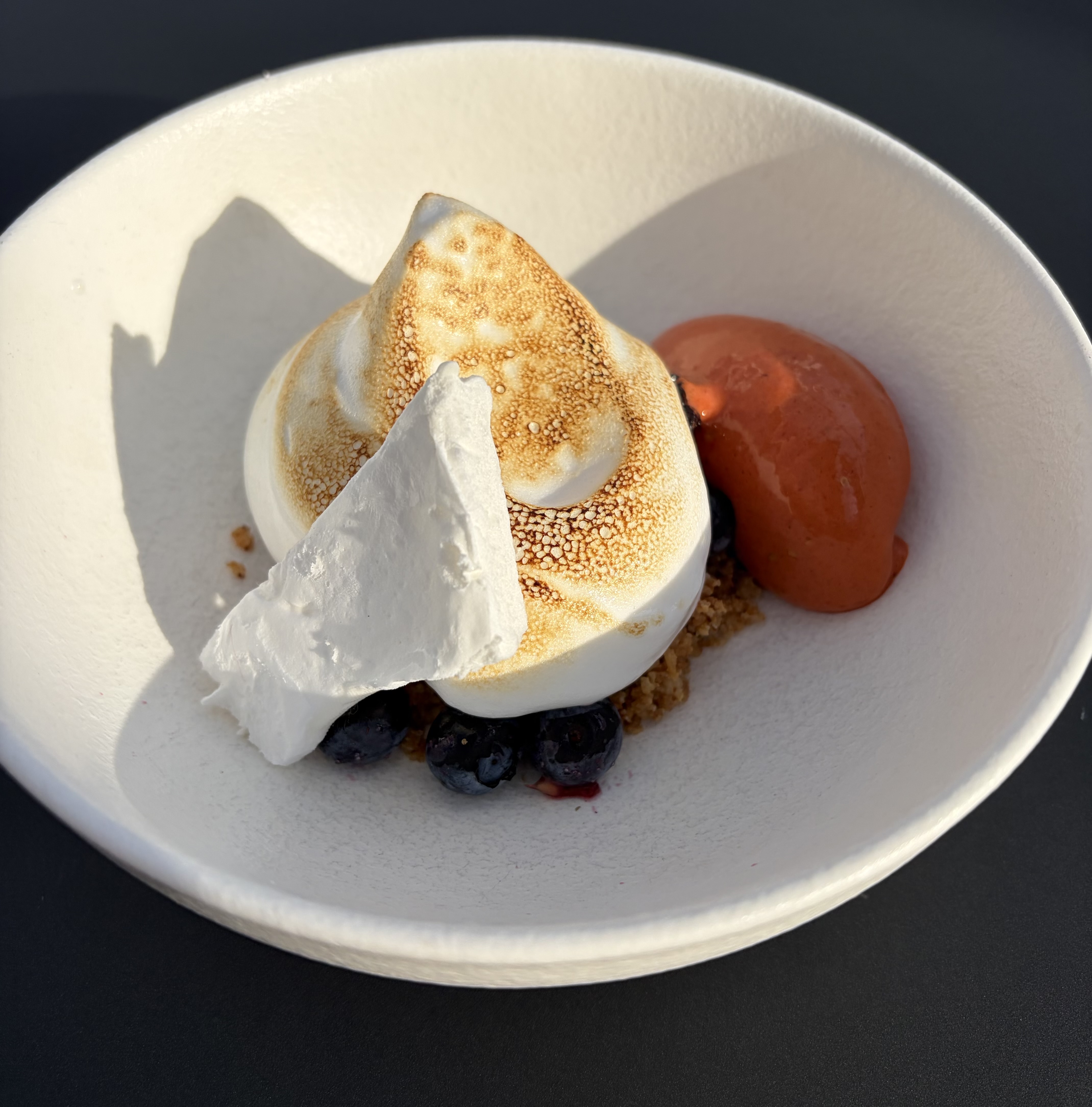 Macedonia con meringa flambata,crumble alle mandorle