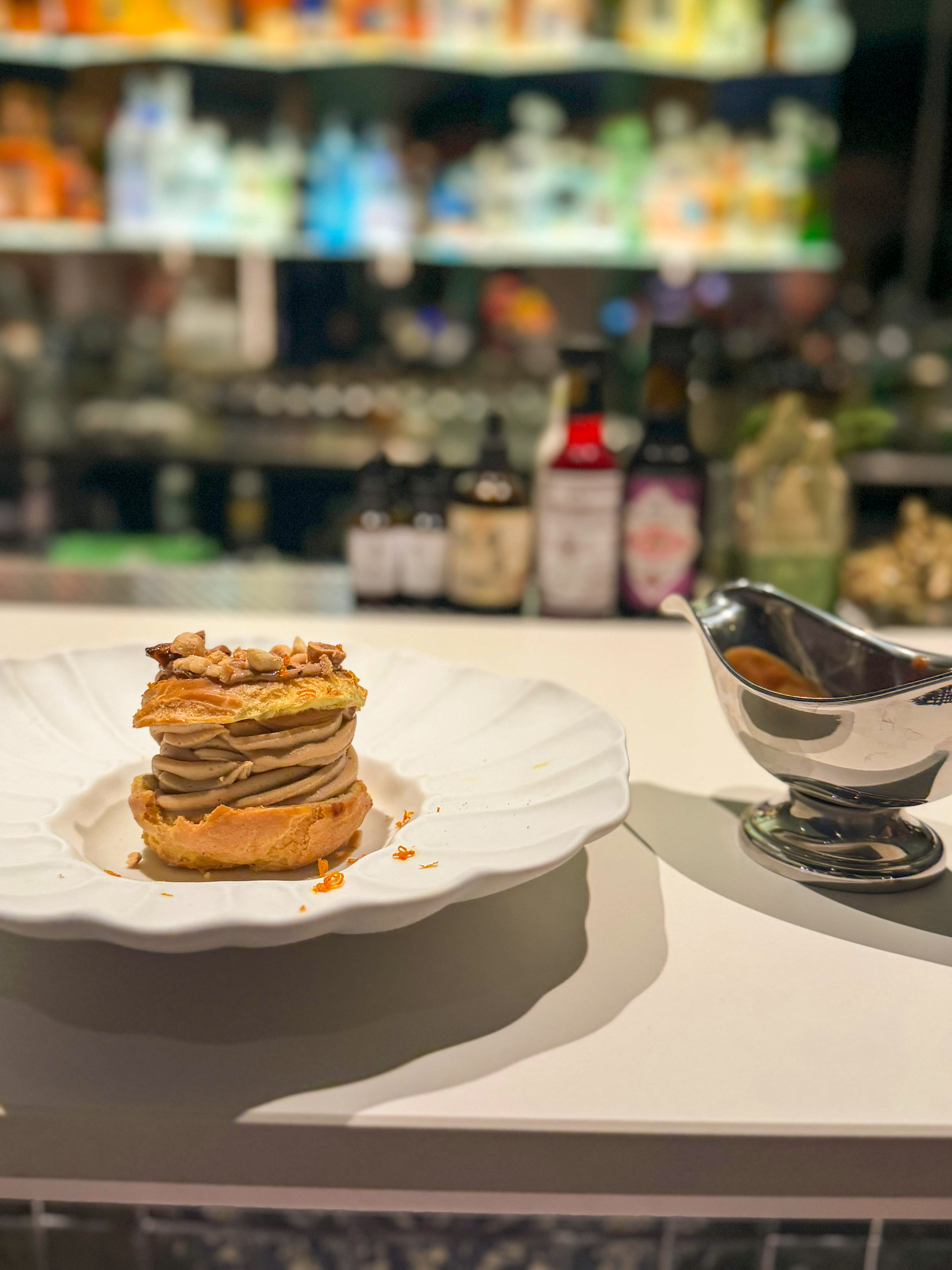 Paris brest ripieno di crema alla nocciola e cioccolato