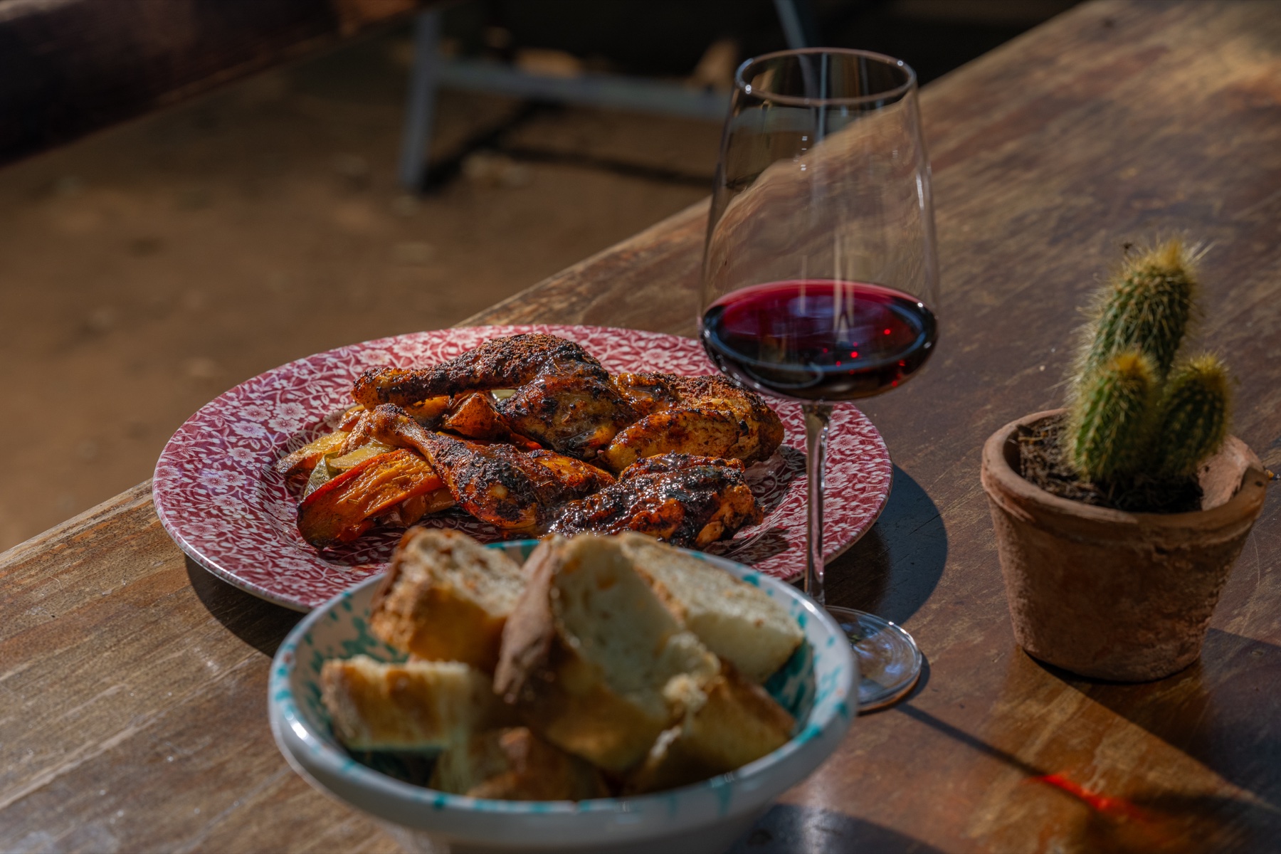 Carne, pane e un calice di vino sul tavolo dell’Osteria La Briga