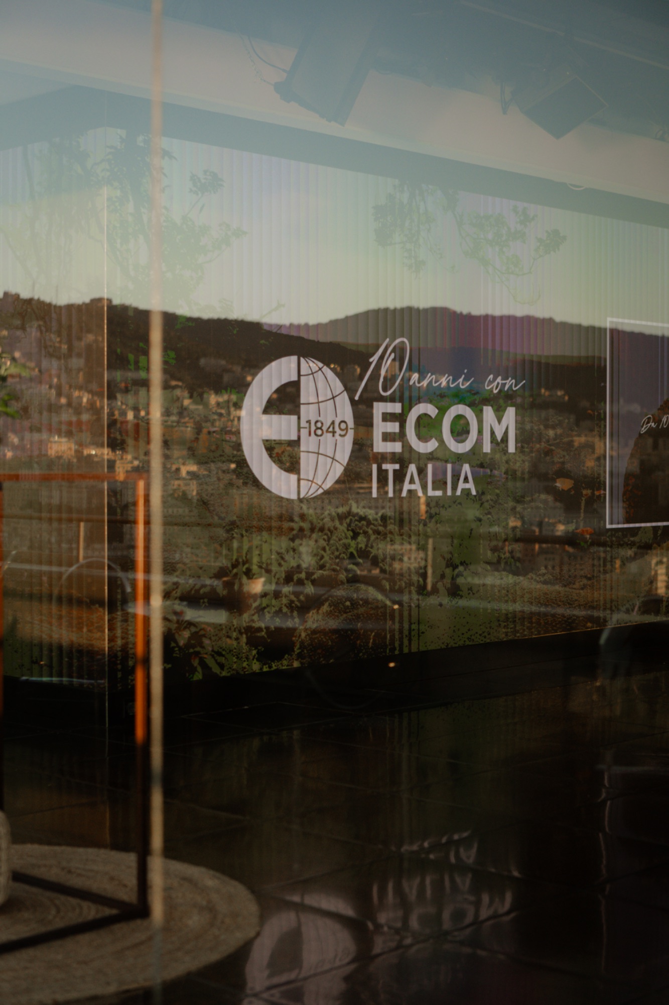 Insegna celebrativa riflessa sul vetro della terrazza panoramica