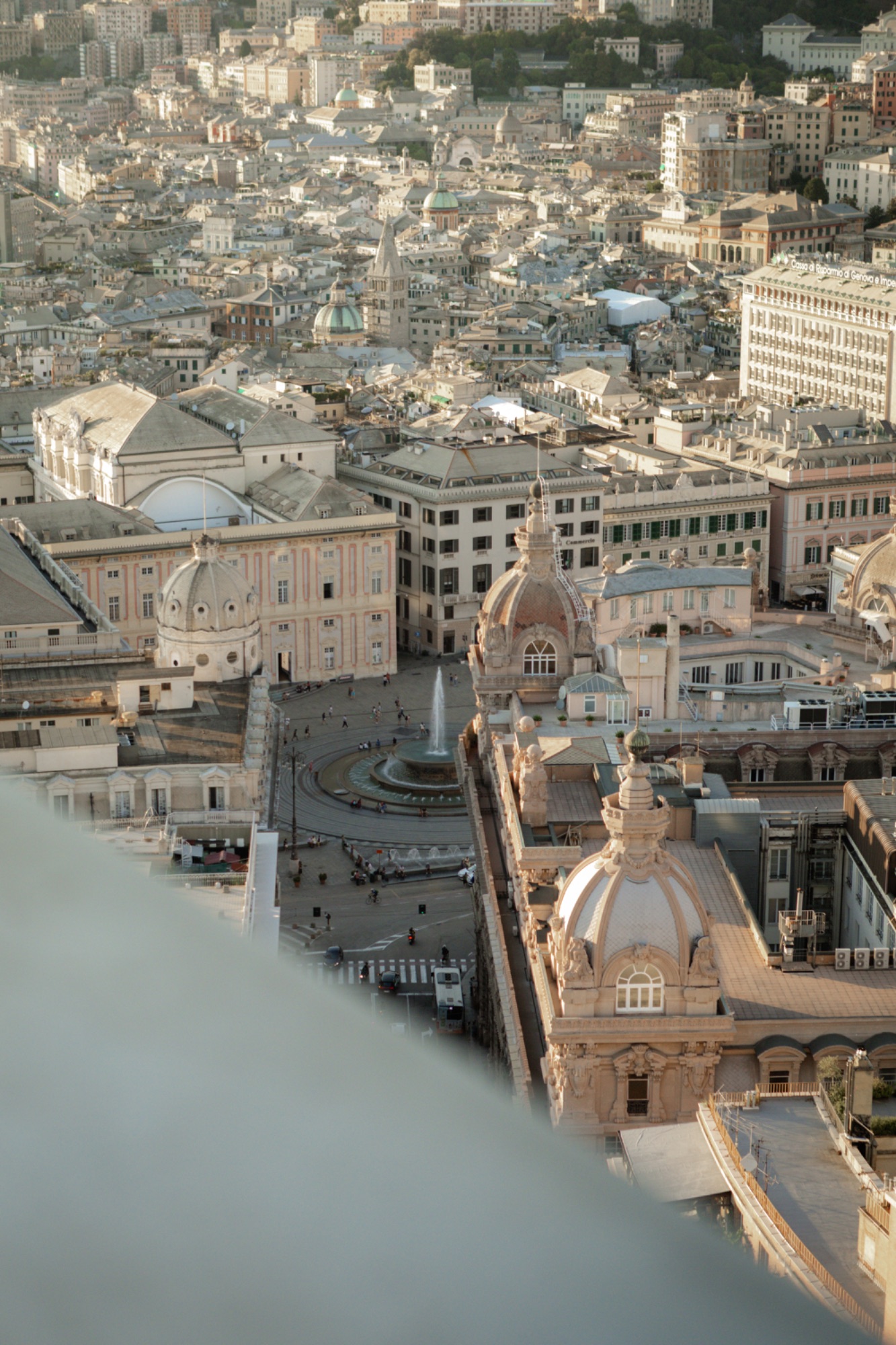 Vista dall'alto su piazza De Ferrari nel centro di Genova