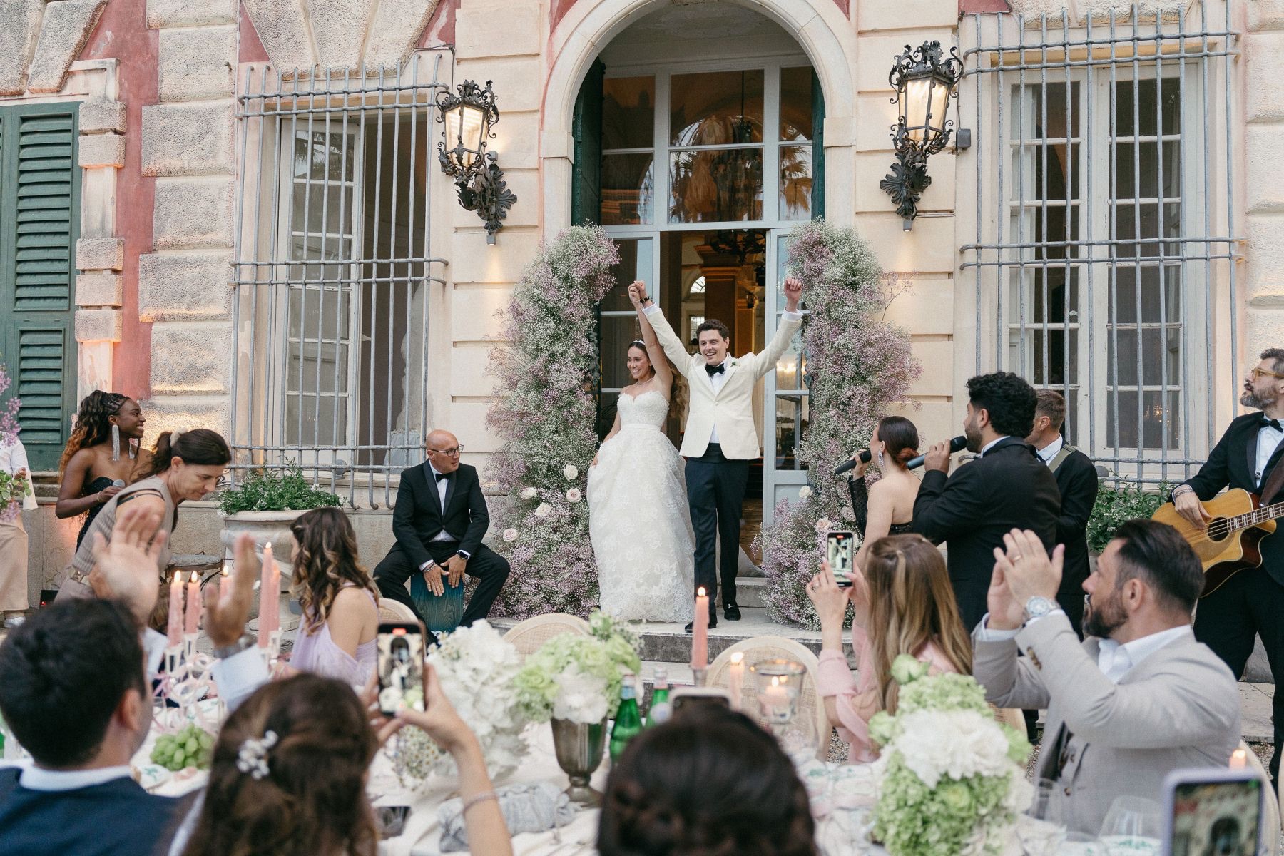 Vanessa 与 Lorenzo 和宾客一起庆祝婚礼