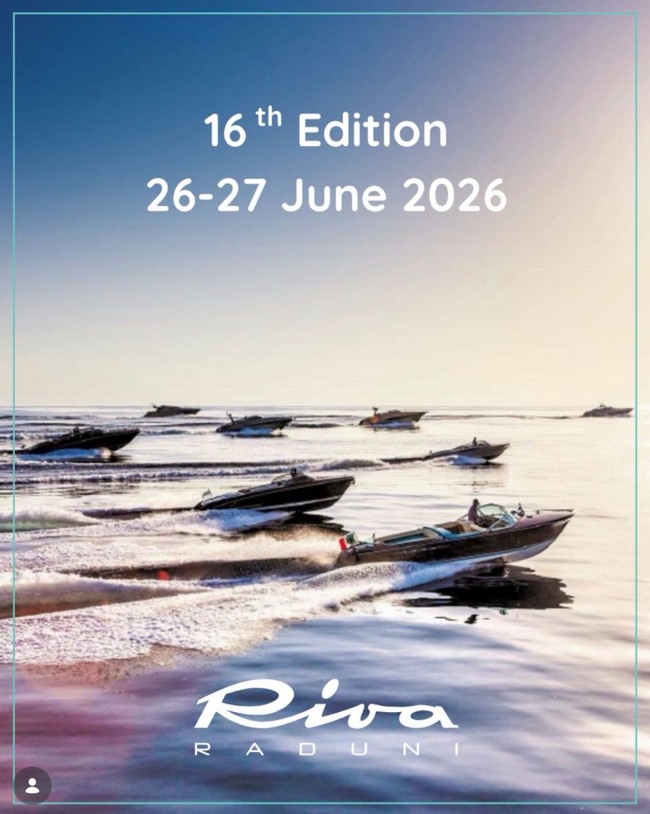 Locandina della sedicesima edizione Riva Raduni, 26–27 giugno 2026, con imbarcazioni Riva in navigazione.