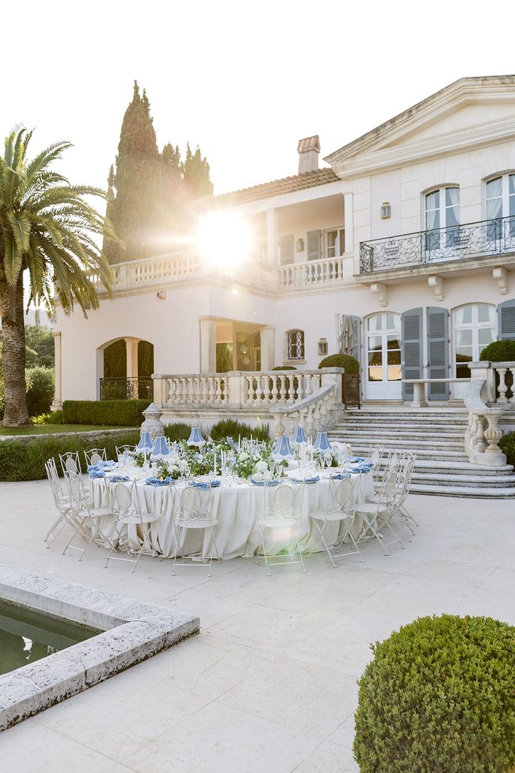 Tavolo rotondo imperiale sulla terrazza della villa al tramonto a Grasse